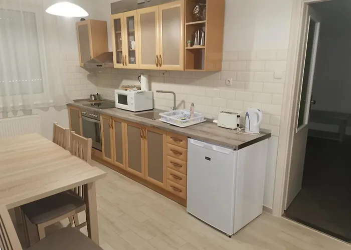 Апартаменты Zoli Apartmanok-balcony Koelcsey 32 Хайдусобосло