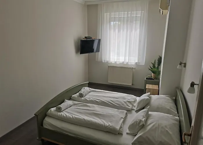 Zoli Apartmanok-balcony Koelcsey 32 * Хайдусобосло